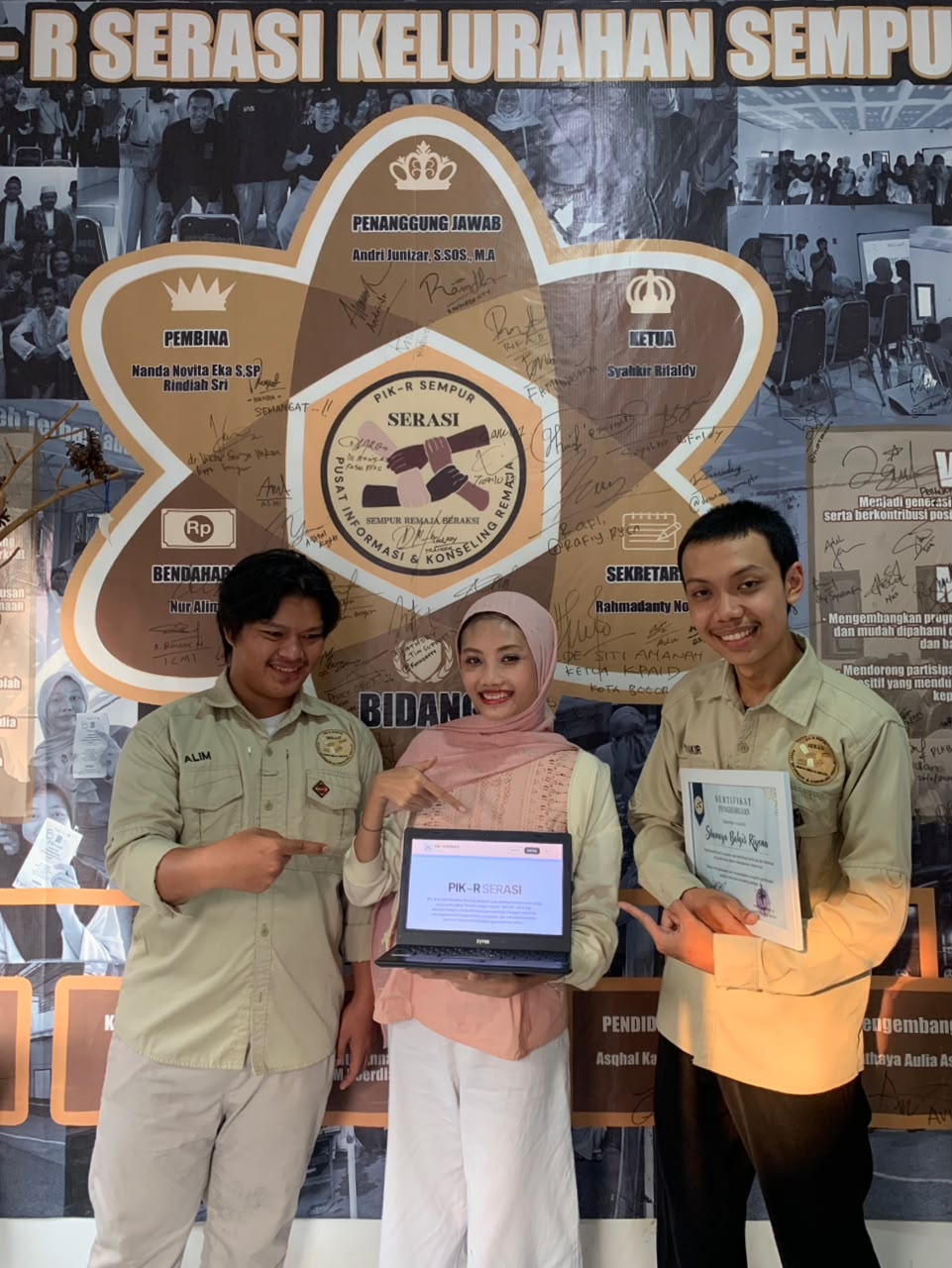 Mahasiswa STMIK Tazkia Serahkan Website PIK-R SERASI untuk Kelurahan Sempur Bogor